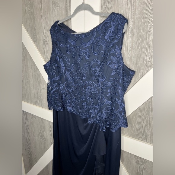 311. Alex Evenings Elegant Navy Blue Lace Evening Dress - Picture 11 of 13